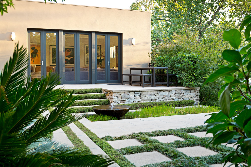 Foto di un giardino classico in ombra di medie dimensioni e davanti casa in inverno con un ingresso o sentiero e pavimentazioni in cemento