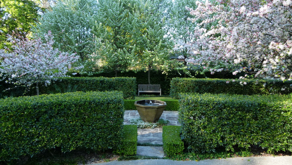 Ispirazione per un giardino classico esposto in pieno sole di medie dimensioni e davanti casa in primavera con un ingresso o sentiero e pavimentazioni in pietra naturale