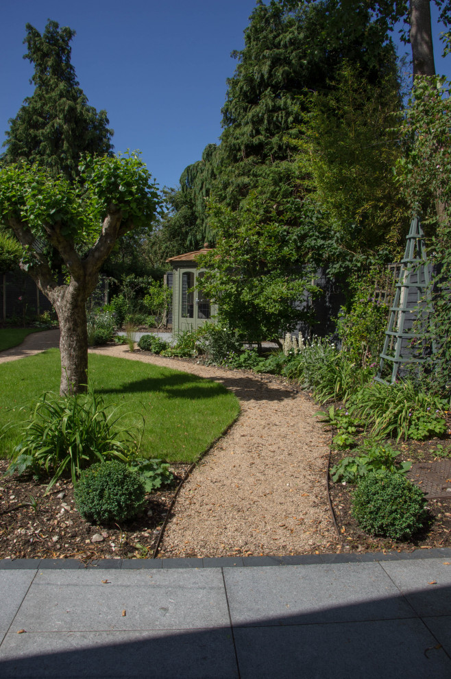 Diseño de jardín de estilo de casa de campo de tamaño medio en verano en patio trasero con exposición total al sol y adoquines de piedra natural