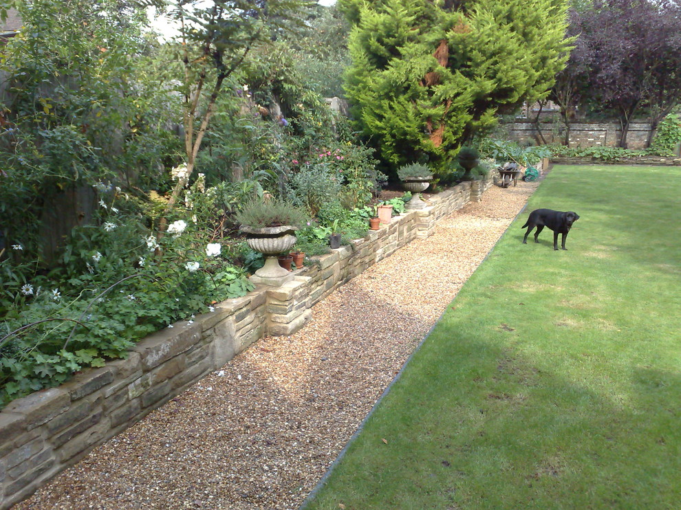 Cette image montre un jardin arrière chalet de taille moyenne avec un point d'eau, une exposition partiellement ombragée et des pavés en pierre naturelle.