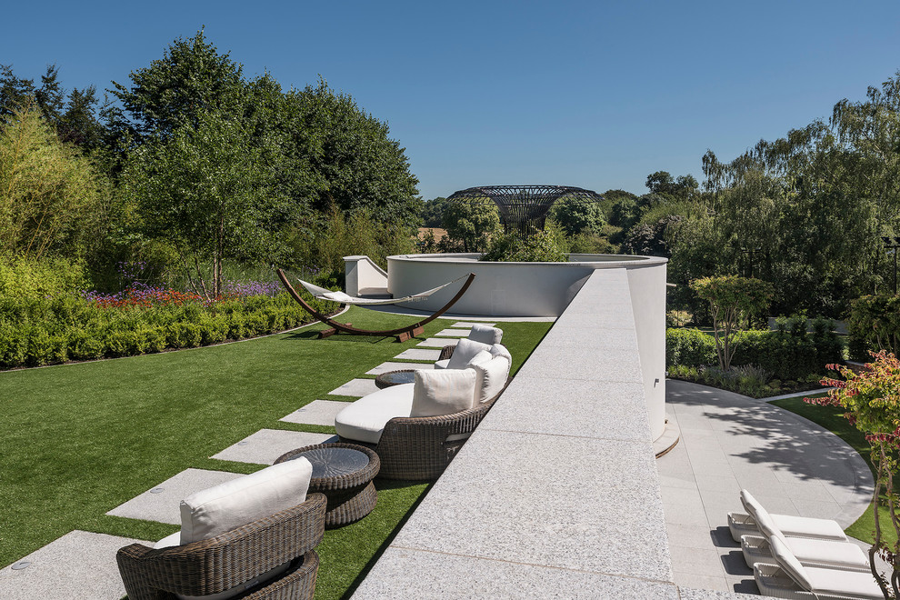 Idee per un grande giardino formale minimal esposto in pieno sole sul tetto in estate con un ingresso o sentiero e pavimentazioni in cemento