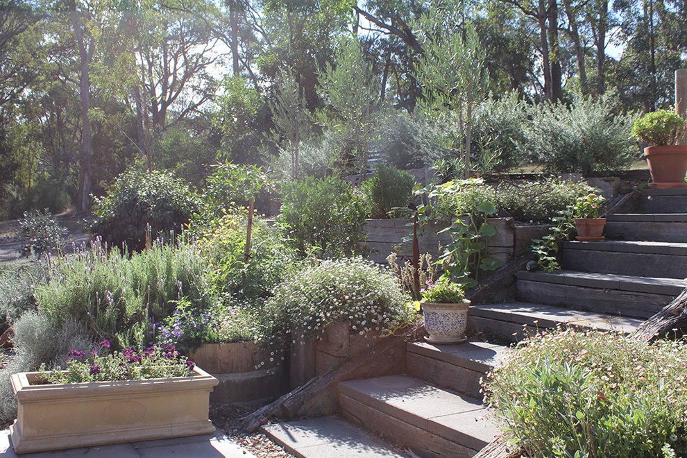Идея дизайна: летний участок и сад среднего размера на заднем дворе в стиле кантри с полуденной тенью и мульчированием