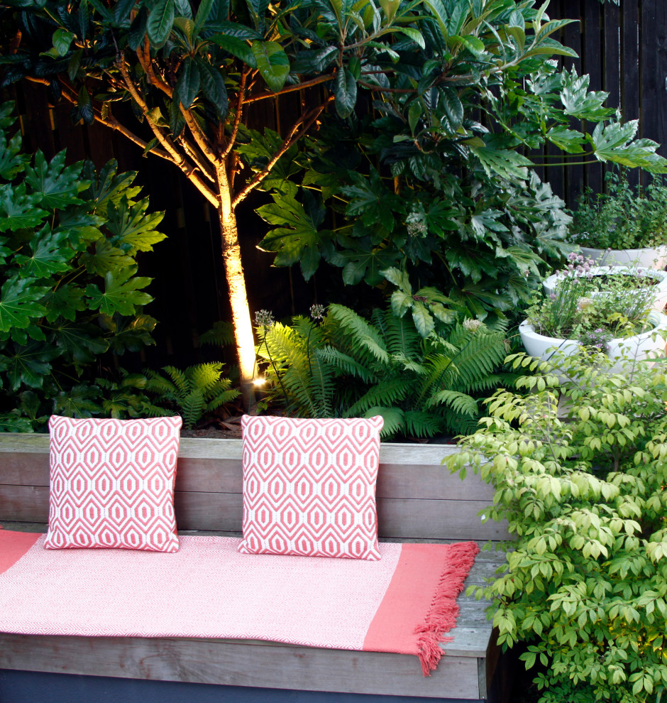 Foto di un giardino formale moderno esposto a mezz'ombra di medie dimensioni e dietro casa in estate