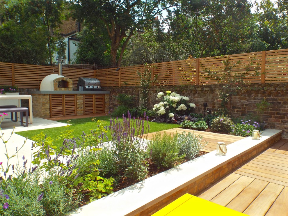Halbschattiger Moderner Garten mit Dielen in London