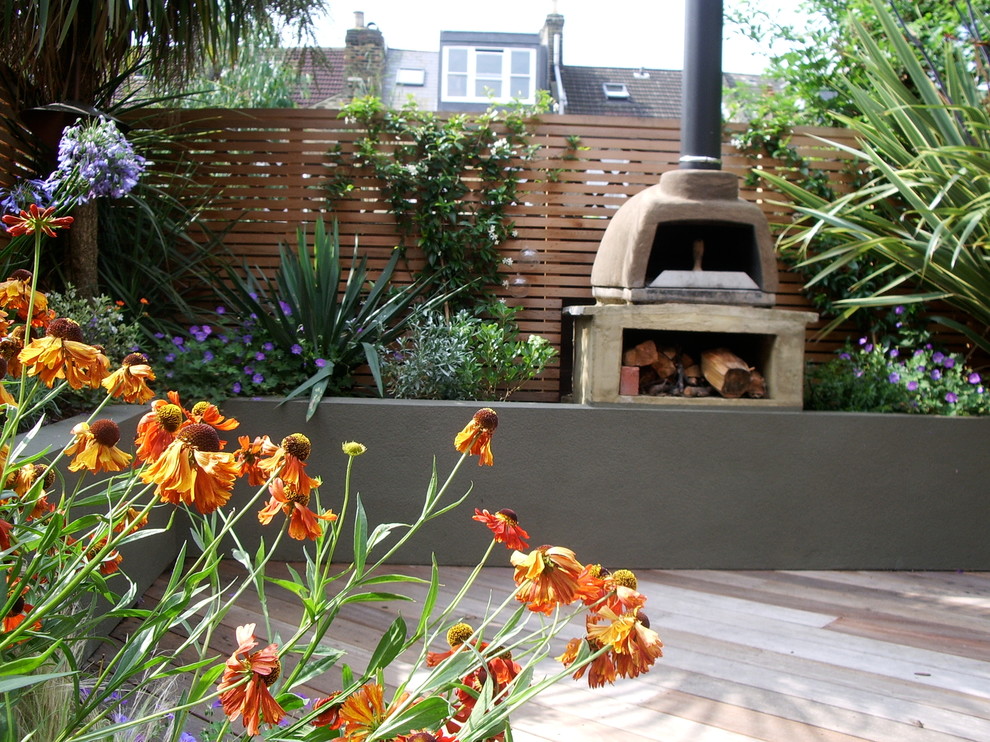 Design ideas for a contemporary courtyard full sun garden in London.