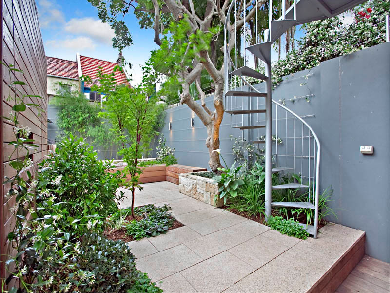 Свежая идея для дизайна: маленький участок и сад на внутреннем дворе в стиле модернизм для на участке и в саду - отличное фото интерьера