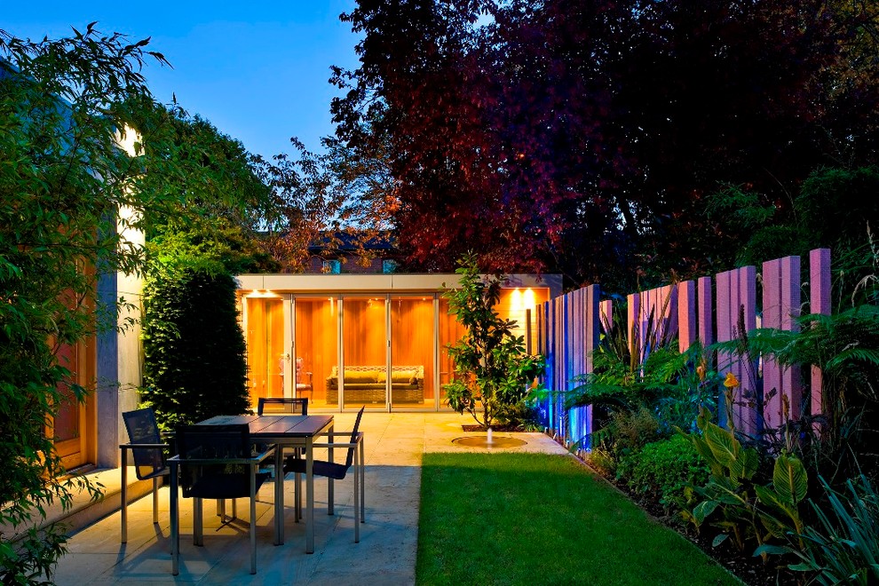 Свежая идея для дизайна: участок и сад в современном стиле с забором - отличное фото интерьера