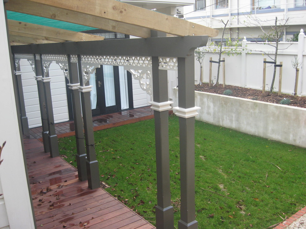Пример оригинального дизайна: маленький регулярный сад на заднем дворе в классическом стиле с садовой дорожкой или калиткой и настилом для на участке и в саду