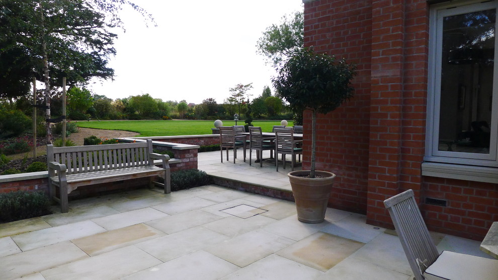 Esempio di un grande giardino formale vittoriano esposto in pieno sole dietro casa con pavimentazioni in pietra naturale