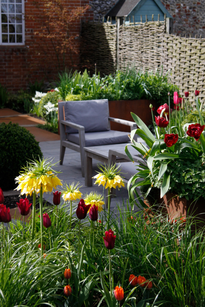 Стильный дизайн: маленький летний регулярный сад на переднем дворе в стиле лофт с полуденной тенью и покрытием из каменной брусчатки для на участке и в саду - последний тренд