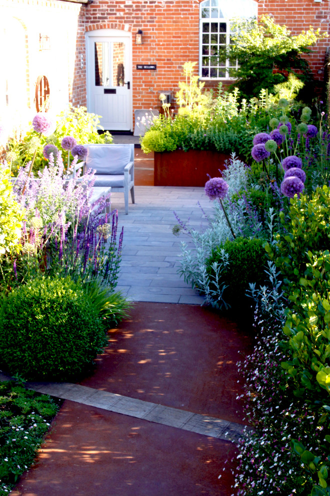 Immagine di un piccolo giardino formale industriale esposto a mezz'ombra davanti casa in estate con pavimentazioni in pietra naturale