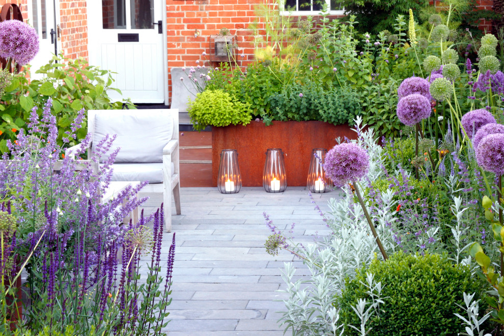 Идея дизайна: маленький летний регулярный сад на переднем дворе в стиле лофт с полуденной тенью и покрытием из каменной брусчатки для на участке и в саду