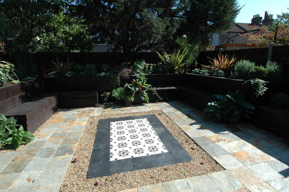 Immagine di un giardino formale design esposto a mezz'ombra di medie dimensioni e dietro casa con fontane e pavimentazioni in pietra naturale