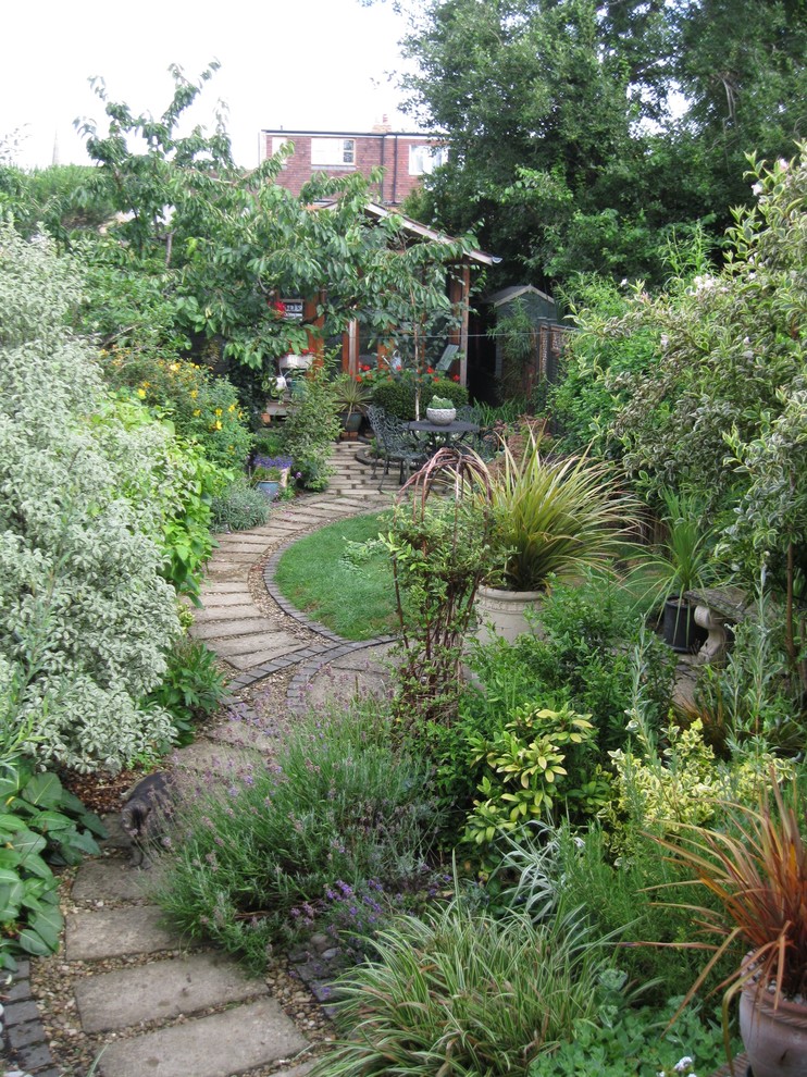 Foto de jardín clásico renovado de tamaño medio en otoño en patio trasero con jardín francés, jardín vertical, exposición parcial al sol y adoquines de hormigón