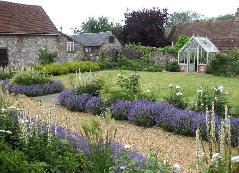 Cette image montre un jardin à la française rustique avec une exposition ensoleillée.