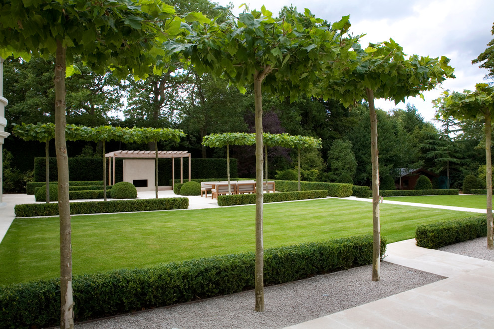 Photo of a contemporary landscaping in Surrey.