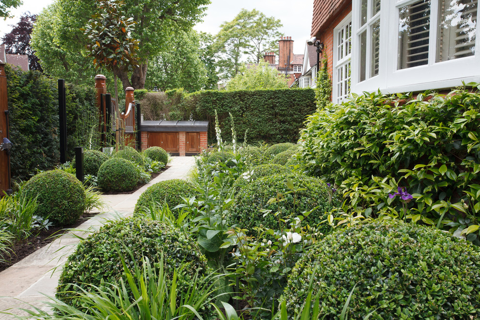 Ispirazione per un giardino formale chic esposto a mezz'ombra davanti casa in estate con pavimentazioni in pietra naturale
