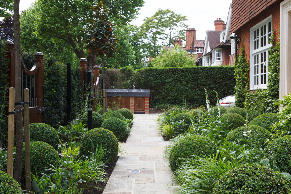 Geometrischer, Halbschattiger Klassischer Vorgarten im Sommer mit Natursteinplatten in London