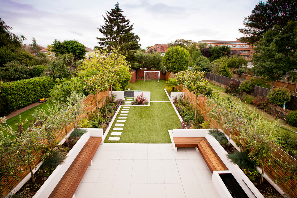 Пример оригинального дизайна: участок и сад на заднем дворе в современном стиле с растениями в контейнерах