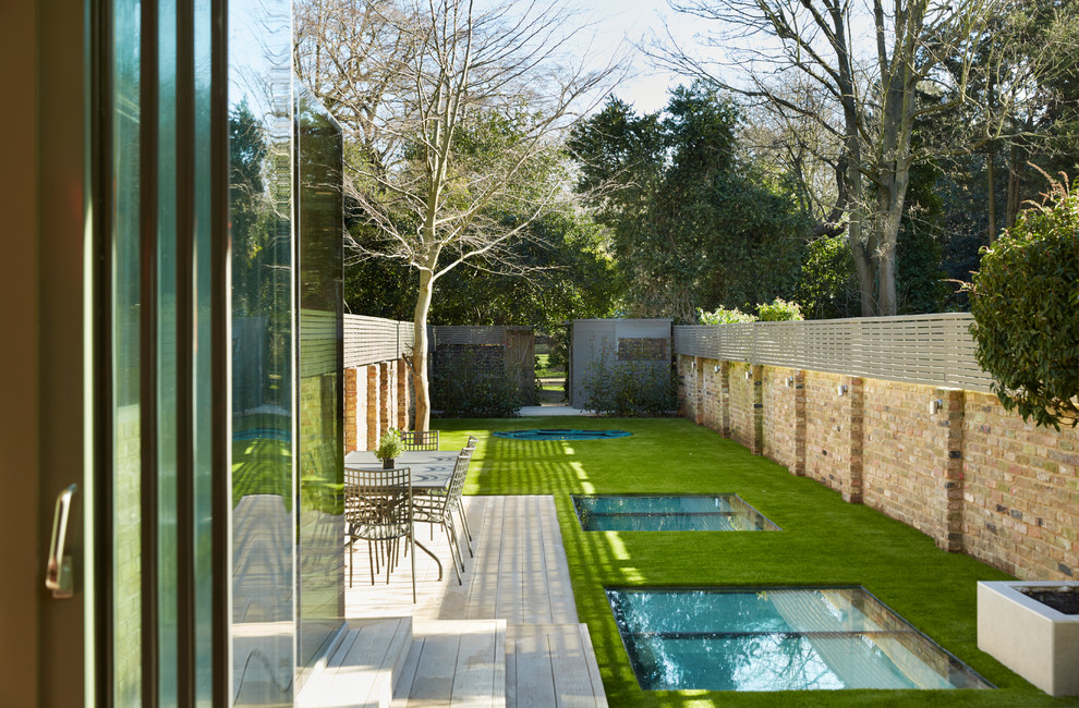 Inspiration for a contemporary garden wall in London.
