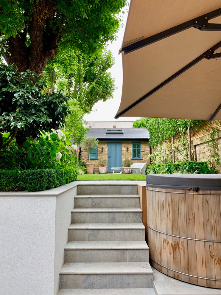 Свежая идея для дизайна: регулярный сад среднего размера на заднем дворе в классическом стиле - отличное фото интерьера