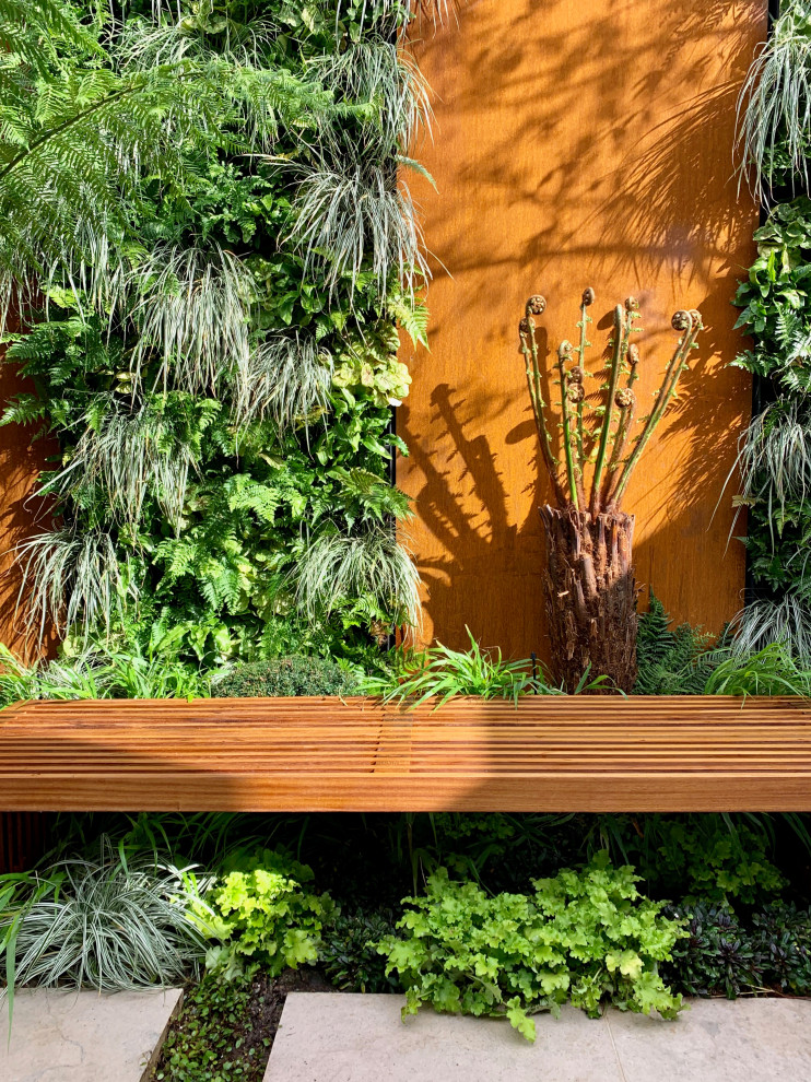 Kleiner, Halbschattiger Moderner Garten hinter dem Haus mit Natursteinplatten in London