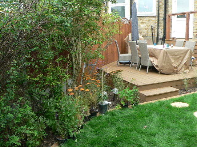 Пример оригинального дизайна: летний участок и сад среднего размера на заднем дворе в классическом стиле с настилом