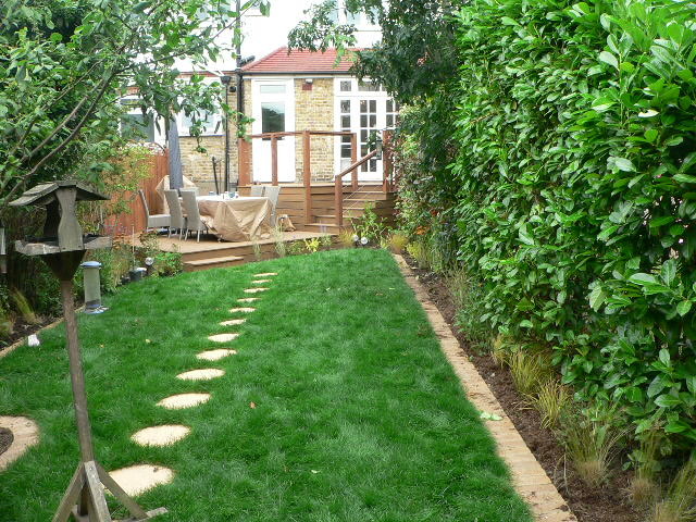 Foto di un giardino chic di medie dimensioni e dietro casa in estate con pedane