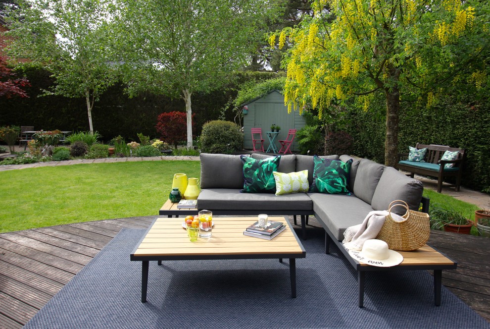 Пример оригинального дизайна: большой солнечный, летний регулярный сад на заднем дворе в современном стиле с садовой дорожкой или калиткой, хорошей освещенностью и покрытием из каменной брусчатки