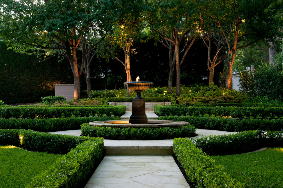 Idéer för en klassisk trädgård i delvis sol på sommaren, med en fontän och naturstensplattor