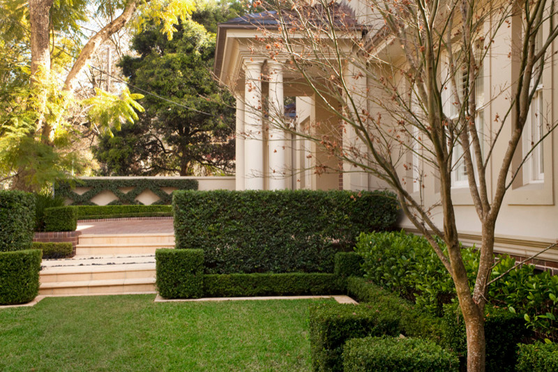Foto di un grande giardino formale contemporaneo davanti casa con un ingresso o sentiero e pavimentazioni in pietra naturale