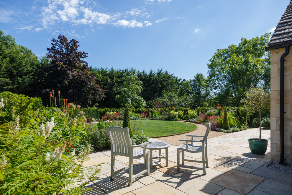 Esempio di un grande giardino classico esposto in pieno sole dietro casa con pavimentazioni in pietra naturale