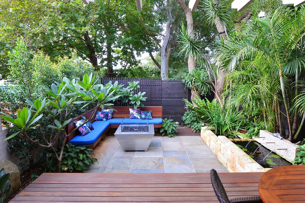 Immagine di un orto rialzato tropicale esposto a mezz'ombra di medie dimensioni e dietro casa in primavera con pedane