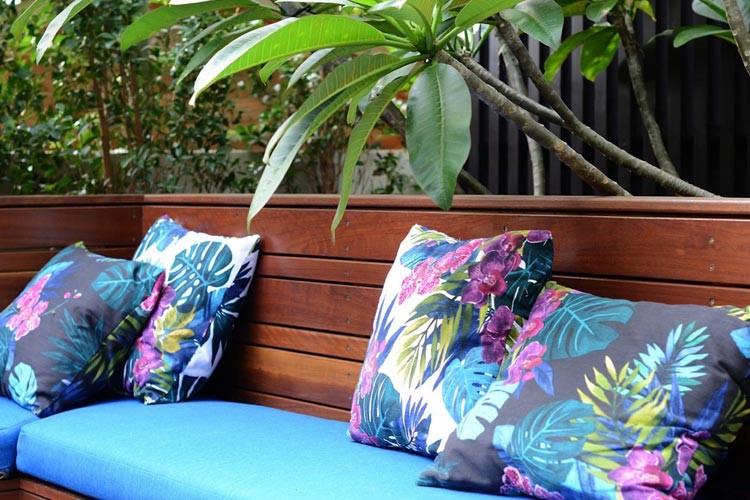 Idee per un orto rialzato tropicale esposto a mezz'ombra dietro casa e di medie dimensioni in primavera con pedane