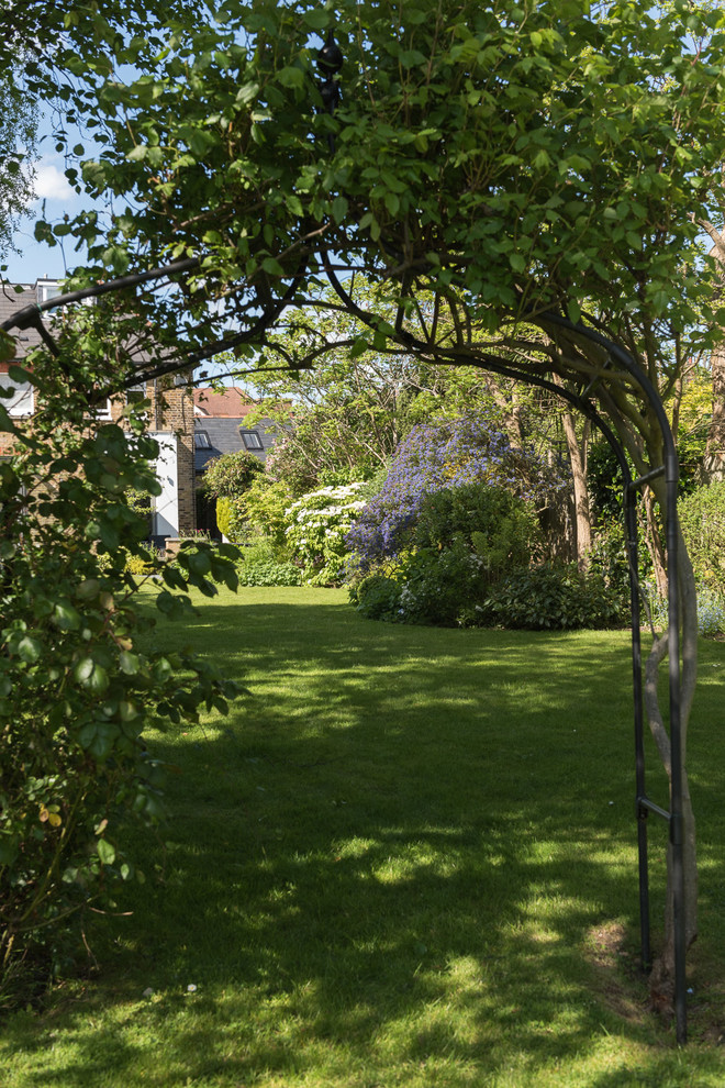Cette photo montre un grand jardin chic avec une exposition ombragée.