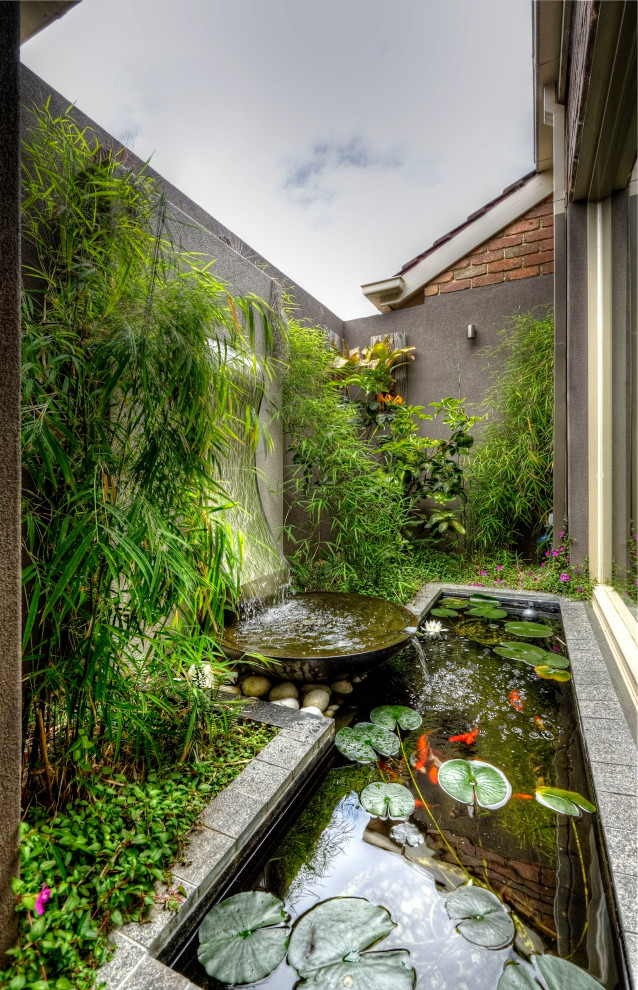 Geometrischer, Kleiner, Halbschattiger Garten mit Natursteinplatten in Melbourne