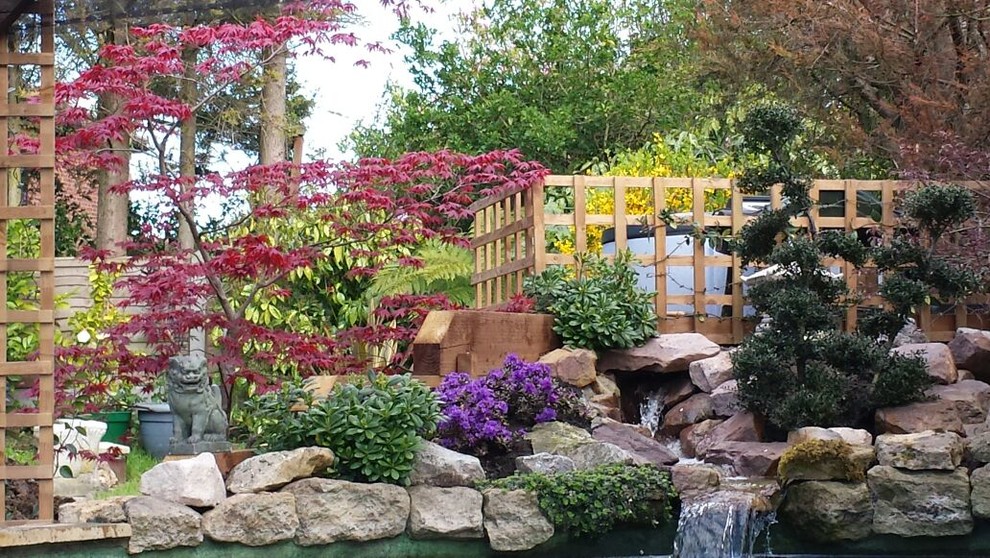 Идея дизайна: японский сад на заднем дворе в классическом стиле