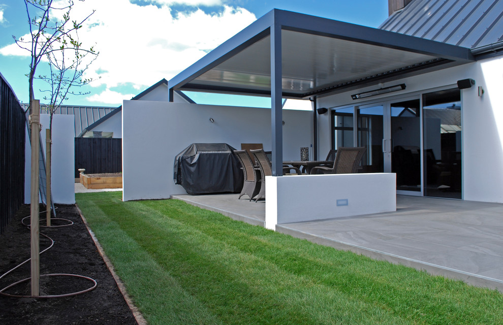 Großer Stilmix Garten hinter dem Haus mit direkter Sonneneinstrahlung in Christchurch