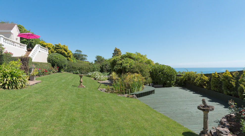 Inspiration pour un jardin arrière marin de taille moyenne et l'été avec un point d'eau, une exposition ensoleillée et une terrasse en bois.