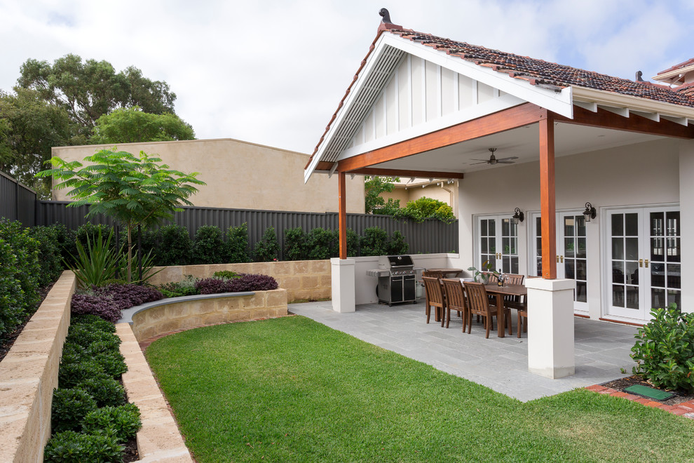 Стильный дизайн: солнечный участок и сад на заднем дворе в стиле кантри с подпорной стенкой и хорошей освещенностью - последний тренд