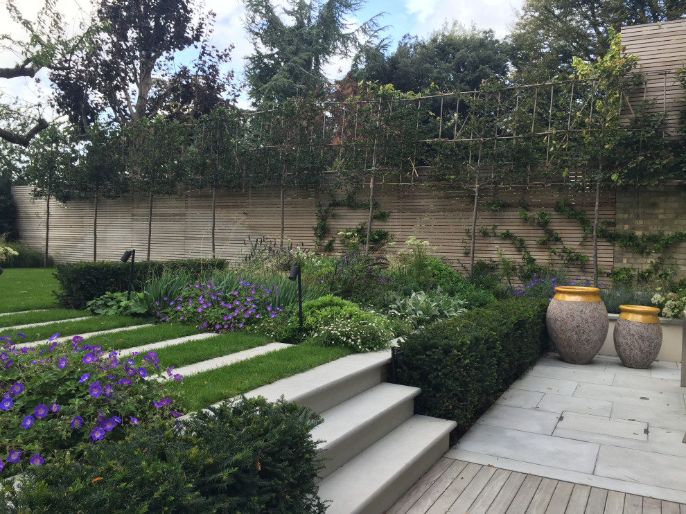 Стильный дизайн: участок и сад среднего размера на заднем дворе в современном стиле с полуденной тенью и настилом - последний тренд