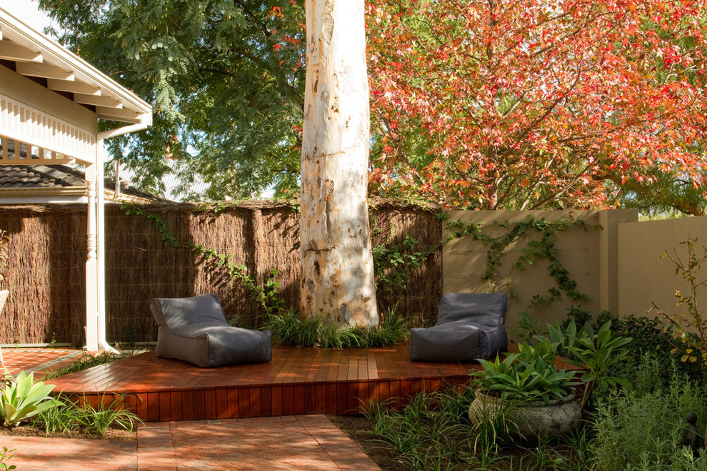Exemple d'un jardin tendance avec une terrasse en bois.