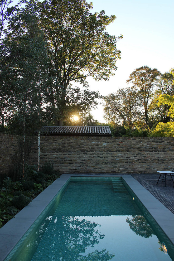 Immagine di un giardino contemporaneo esposto in pieno sole di medie dimensioni e dietro casa in estate con pavimentazioni in mattoni
