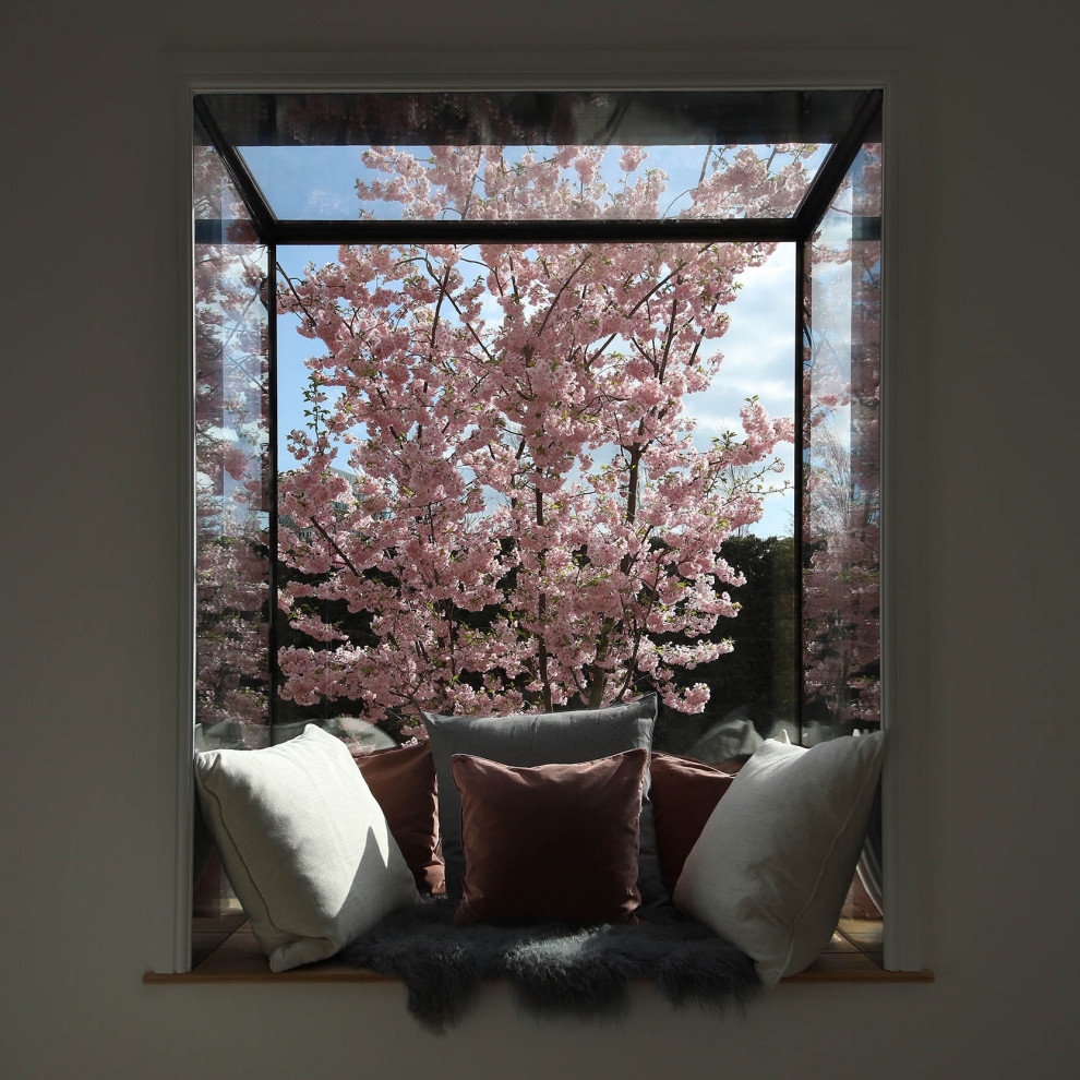 Immagine di un piccolo giardino moderno esposto in pieno sole dietro casa in primavera con pavimentazioni in mattoni