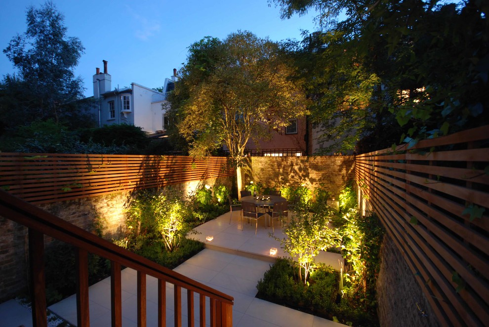 Inspiration for a contemporary landscaping in London.