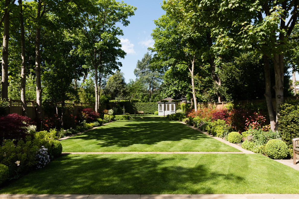 Источник вдохновения для домашнего уюта: участок и сад в классическом стиле с полуденной тенью
