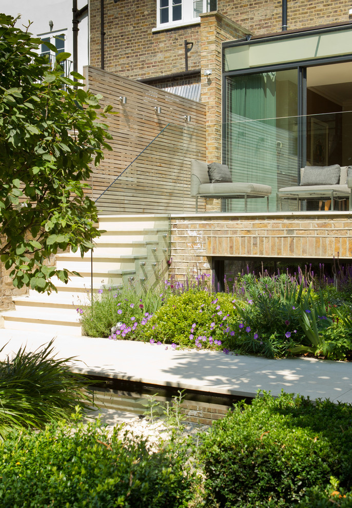 Photo of a contemporary full sun garden in London.