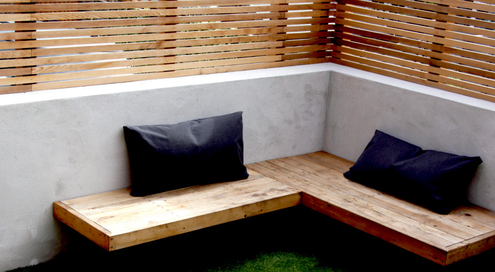 Cette image montre un petit jardin à la française arrière minimaliste avec des solutions pour vis-à-vis et une exposition partiellement ombragée.