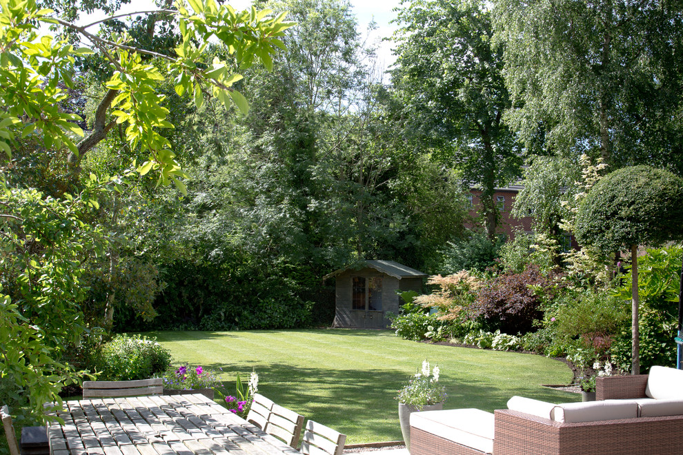 マンチェスターにあるトランジショナルスタイルのおしゃれな庭の写真