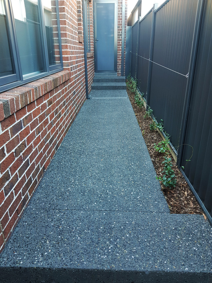 Idee per un giardino minimalista esposto a mezz'ombra di medie dimensioni e dietro casa in estate con pavimentazioni in pietra naturale